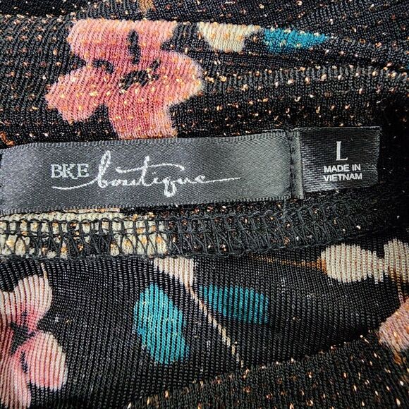 BKE Boutique Buckle Top Blouse Womens Large Black Wrap Floral Choker Metallic - Picture 8 of 12